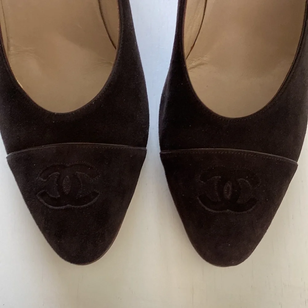 CHANEL Suede Pump in Chocolate Brown - Picture 3 of 9